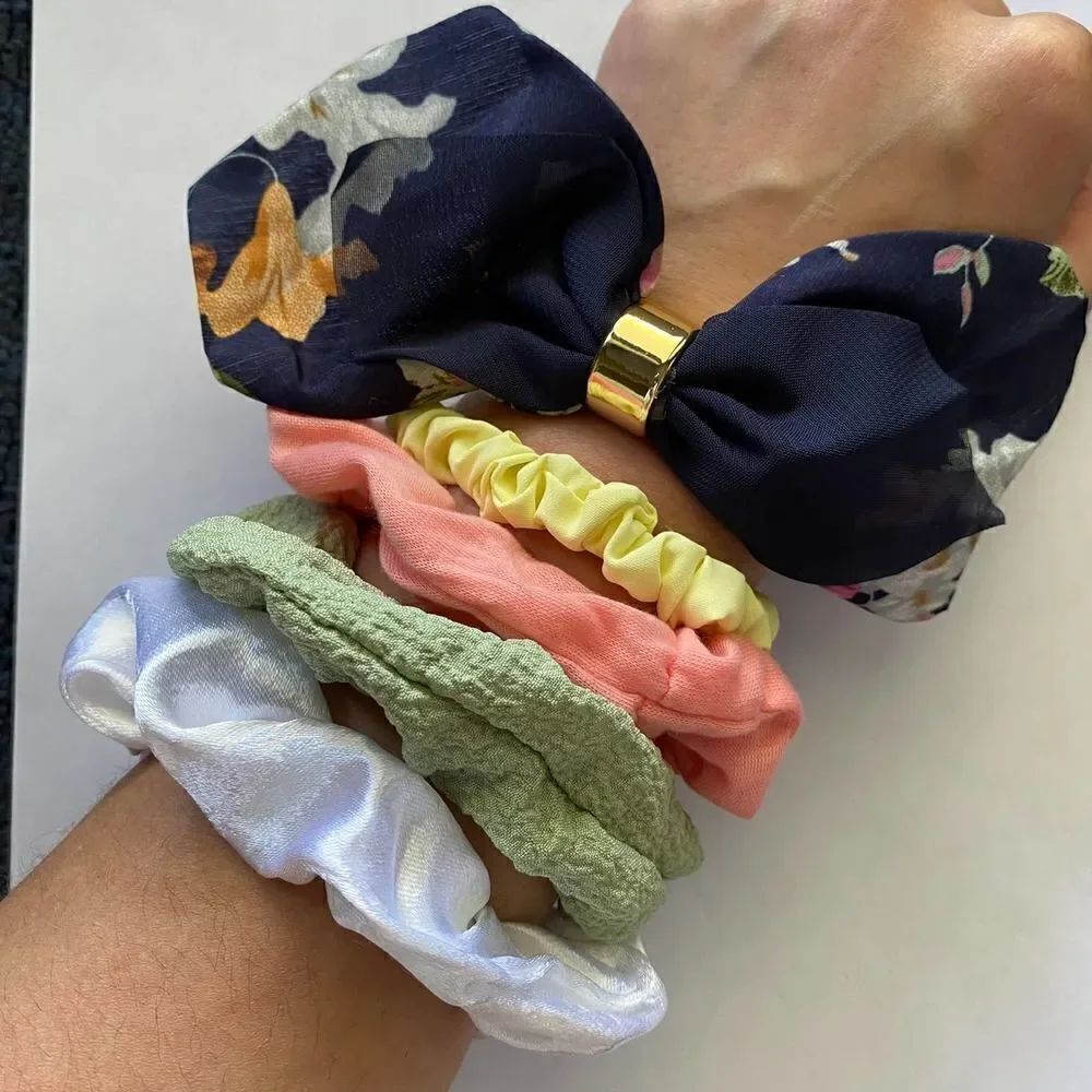 𝅺Set of 5 Scrunchies - Navy Floral Bow